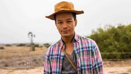 Dean in his role of the hardworking Jan-Jan in the drama series Nêrens, Noord-Kaap in kykNET & Kie (DStv channel 145).
