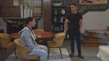 Greg (left) needs his twin brother Donovan’s (right) help with his drug problem in Suidooster on kykNET (DStv channel 144).