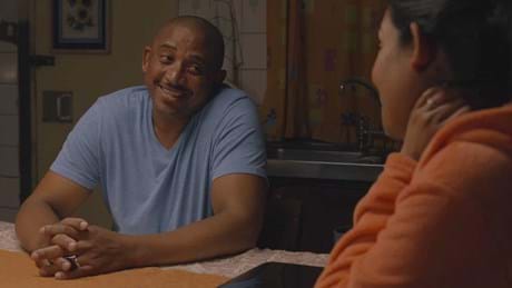 Fred’s (left) smile quickly fades when he hears about Elsa’s (right) plans to move overseas in Arendsvlei on kykNET (DStv channel 144).